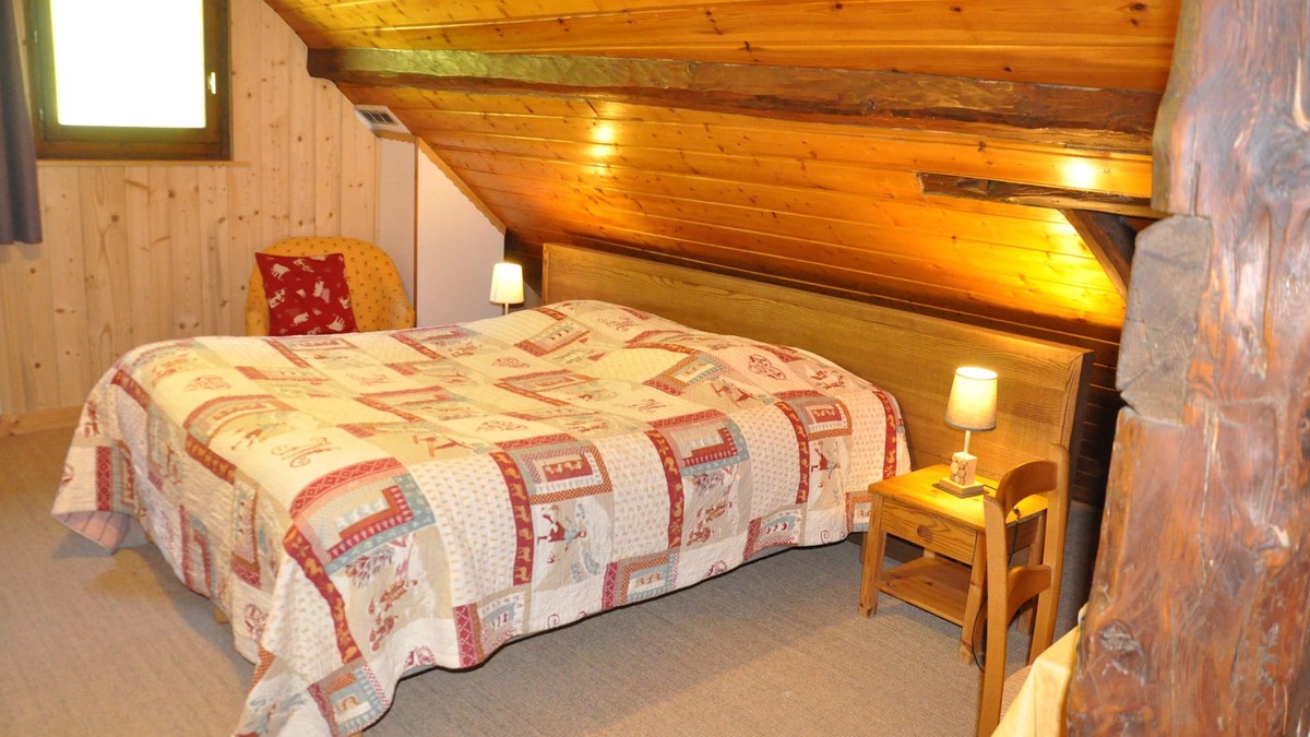 Queige House | Outrechenais barn with wolves