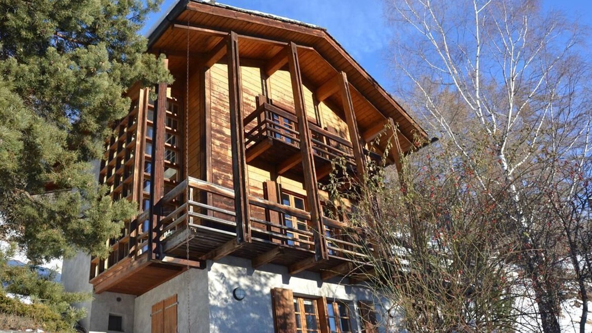 St. Luc Ski Chalet | Outside : Modern architecture chalet of 3 floors, for 6 person, beautiful panoramic viewInside : 16
