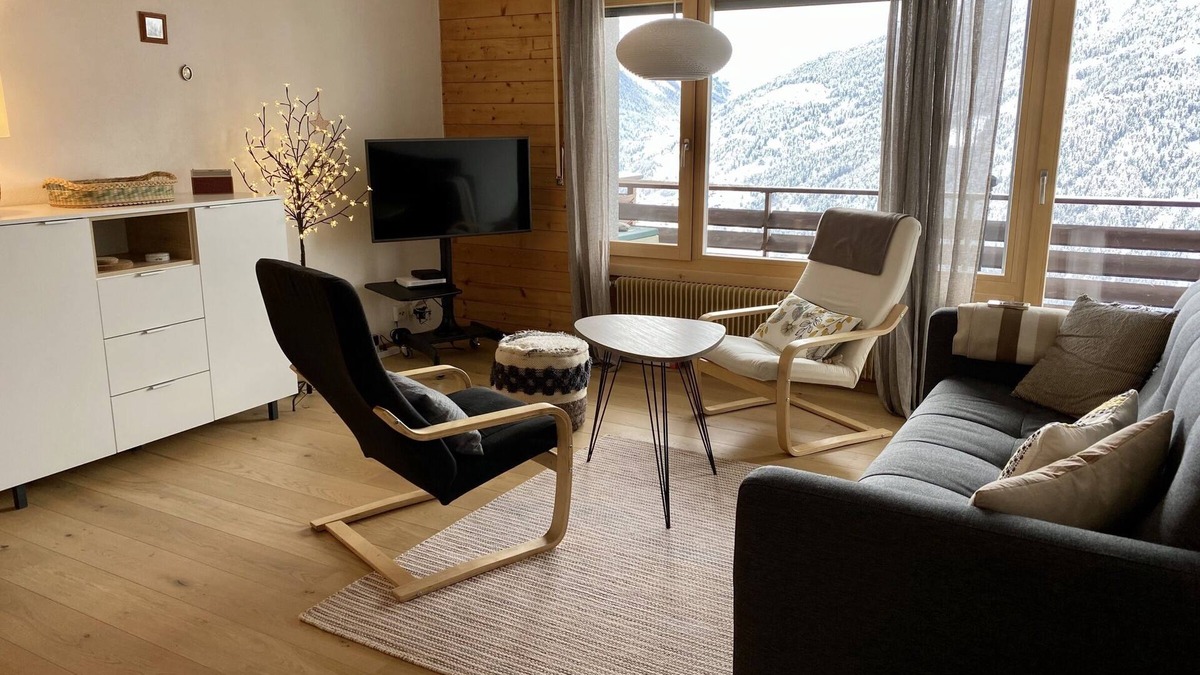 St. Luc Apartment | Outside : on the 4rd floor of a five-storey apartment house, lift, south balcony with beautiful view
