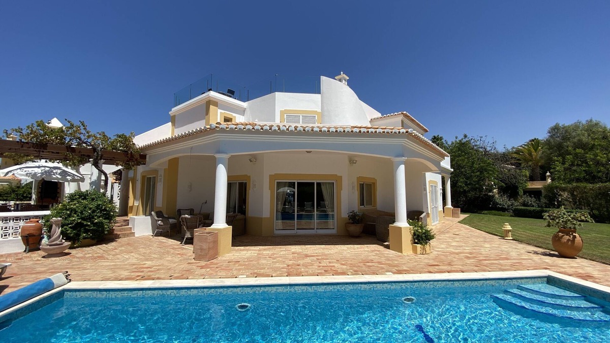 Estombar Villa | Outstanding 5-bedroomed villa with views over the golf course