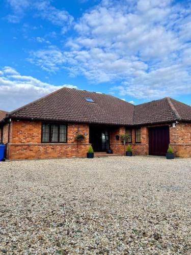 Bedford House | Outstanding 6 Bedroom House Cotton End, Bedford