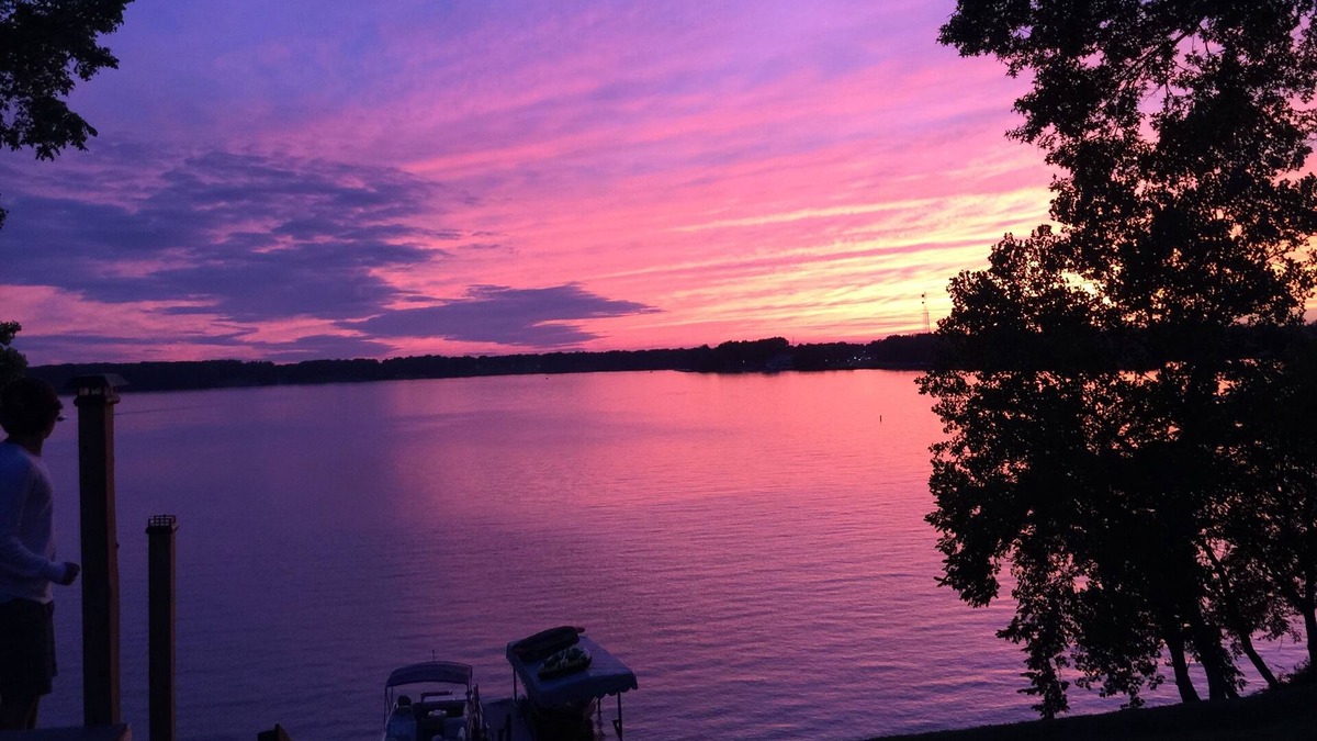 Lake Milton House | Outstanding Cabin on Lake Milton ~ Unbelievable Sunsets ~ Private Beach!