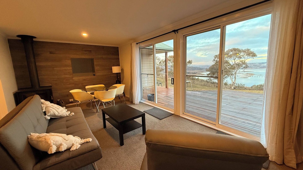 East Jindabyne Cottage | Outstanding lake and alpine views in a cosy rural house.