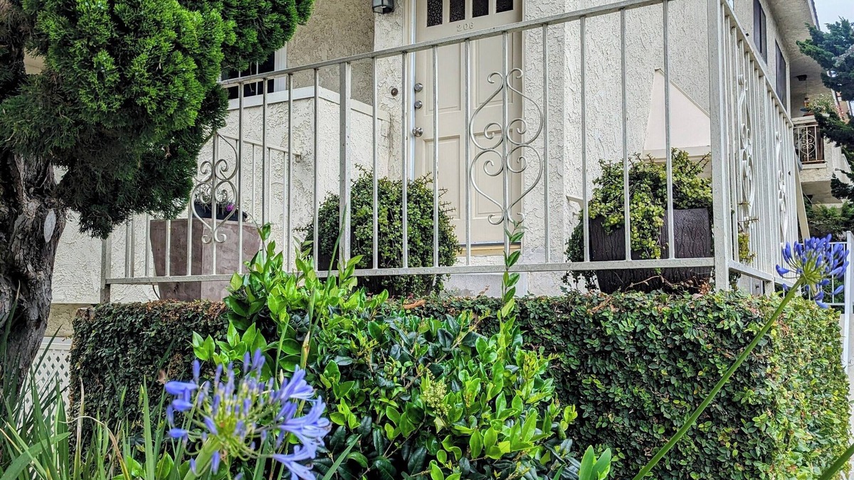 Wilshire Montana Condo | Outstanding Location. Spacious and Bright 2 Bedroom Condo.