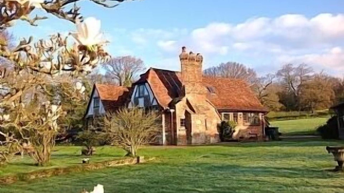 Hassocks House | Outstanding Self Catering Cottage With Beautiful Gardens