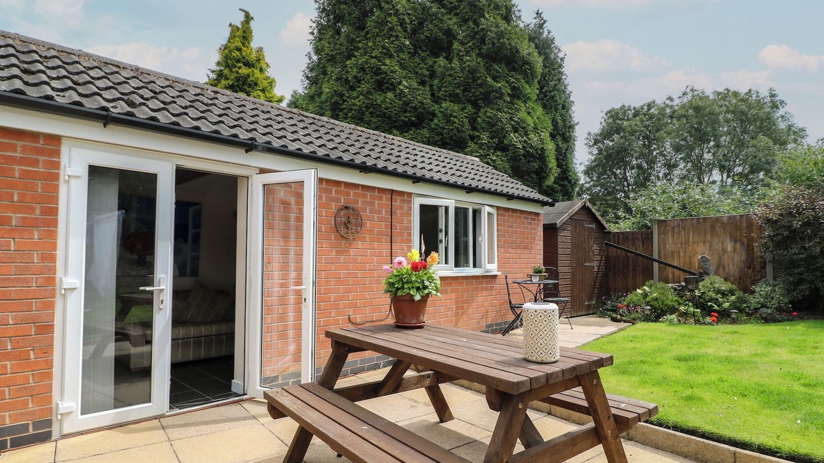Shepshed Cottage | OUZI'S PLACE, pet friendly, with a garden in Shepshed