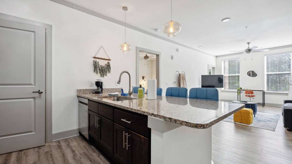 Farragut Apartment | Overlook 2103 I Luxury Redefined I Free Parking