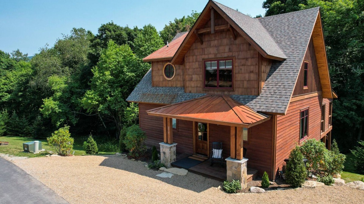 Elk Park House | Overlook Nook at Eagles Nest - Custom home with hot tub and short walk to Eagles Nest Winery!