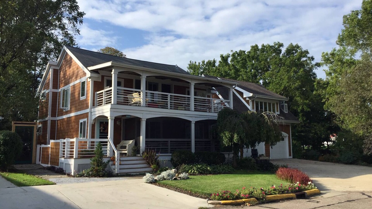 South Haven House | Overlook South Haven Harbor steps from South Beach and Downtown