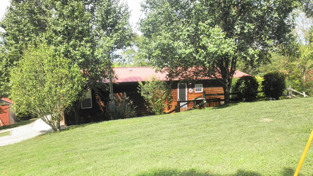 Tateville House | Overlooking Lake and Island. Just Minutes to Burnside Island Ramp.