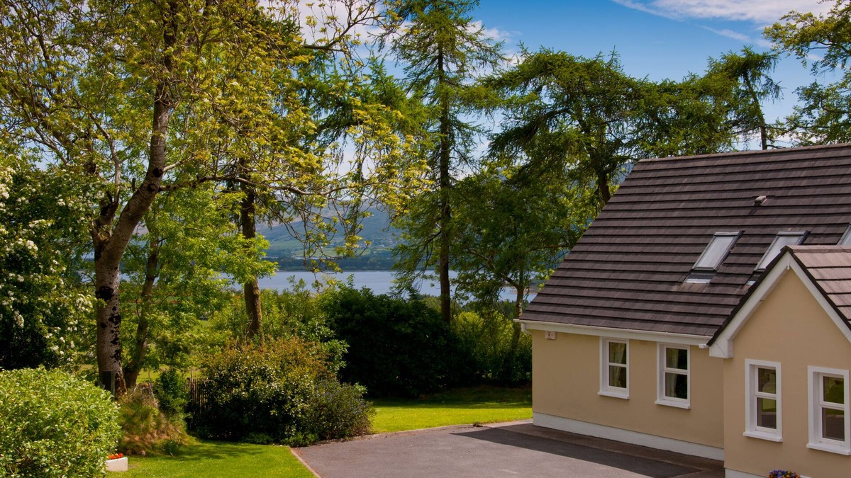 Hollywood House | Overlooking Stunning lake and mountain views