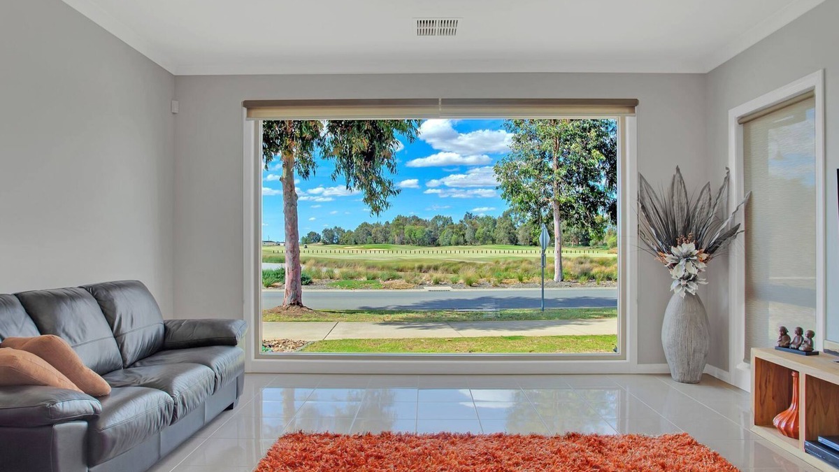 Yarrawonga House | Overlooking the Black Bull Golf Course - great for golfers and families
