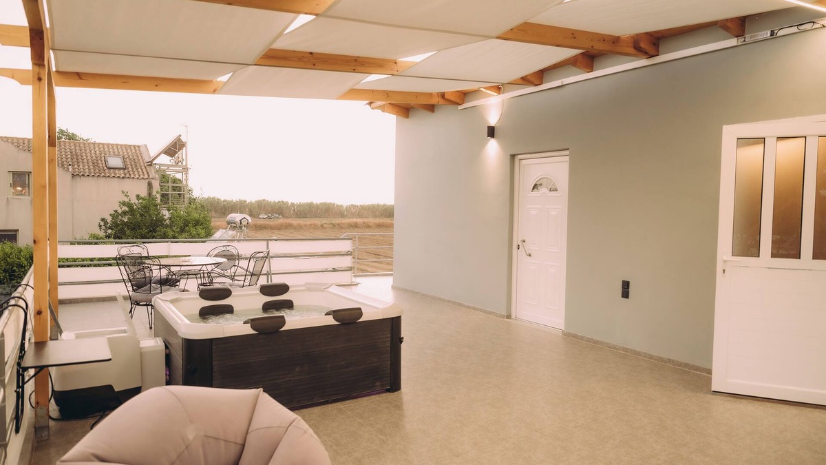 Ilida Bed & Breakfast | overlooking the endless blue of the sea