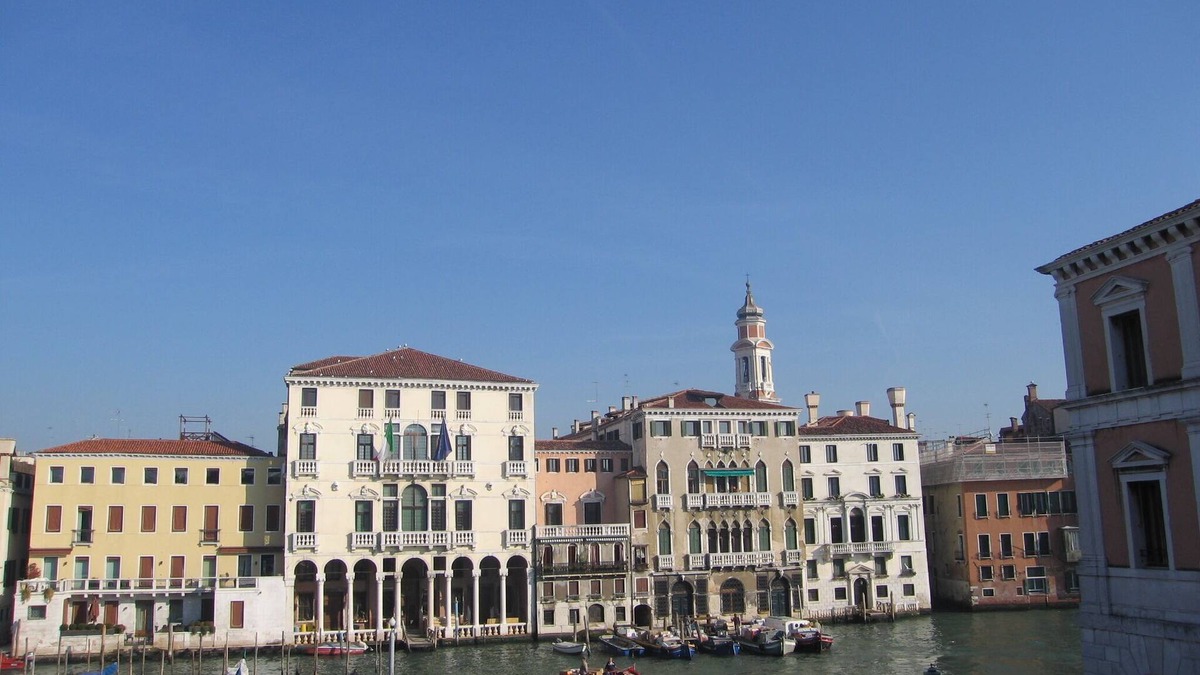 San Polo Apartment | Overlooking the Grand Canal, a small loft on two levels