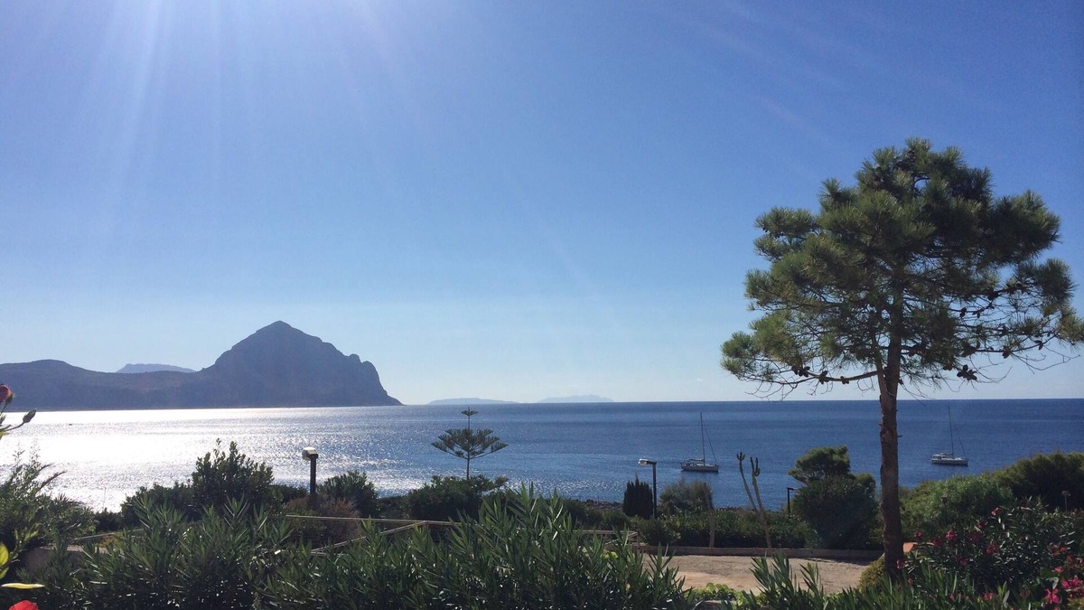 Macari House | Overlooking the rocky bay of Makari, walking distance from the sea