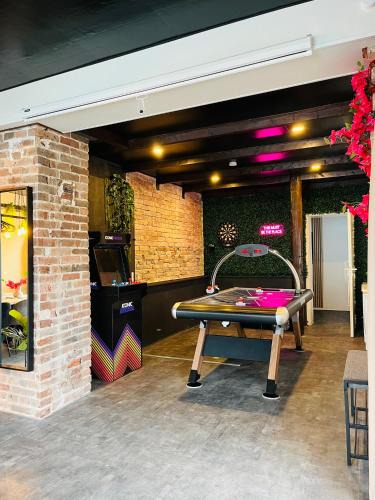 Region Hannover District House | OVERNIGHT No4 - Arcade, Kino, Airhockey, Dart