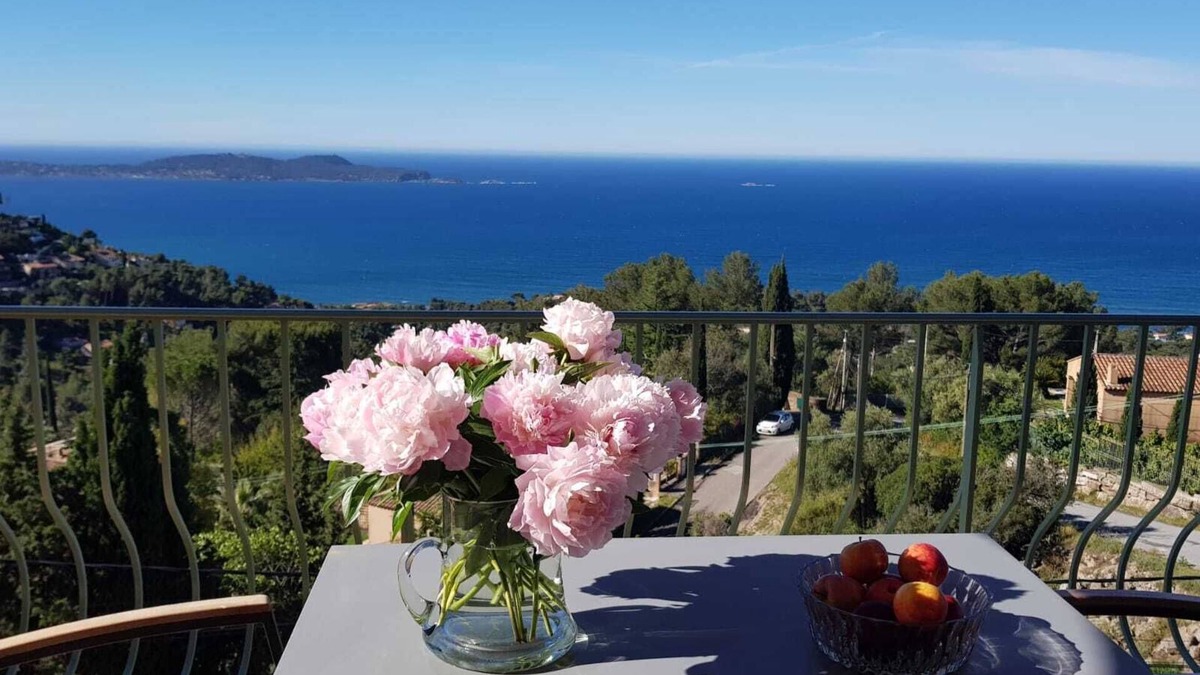Carqueiranne Apartment | Oversea view, 180° for 2 to 4 Persons, QUIET garden, 2 terraces Wifi