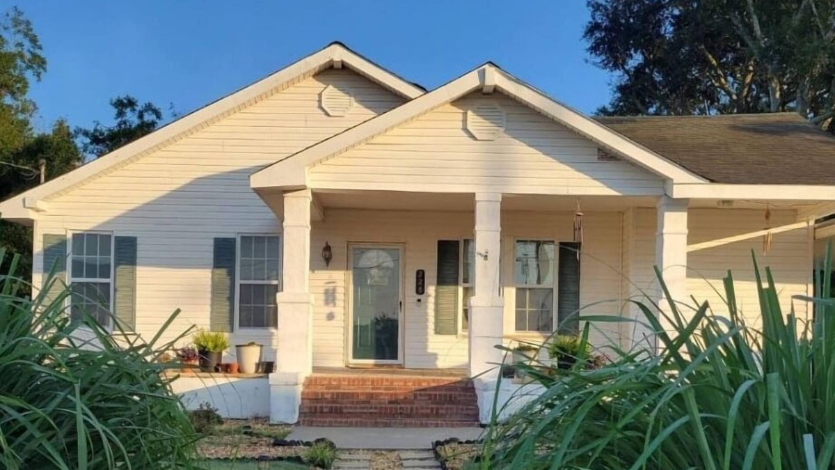 Swainsboro House | Oversized 1932 bungalow with updates. Only 2 hours from Tybee Island, Georgia