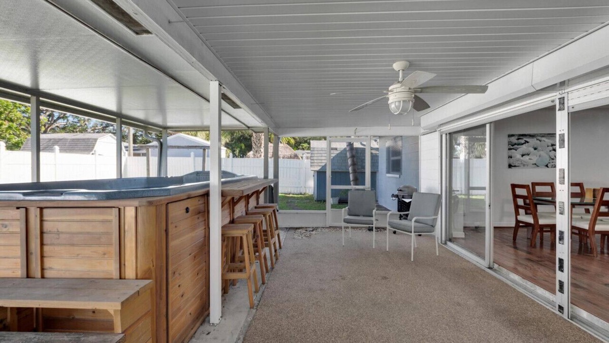 South Pinellas Community Council House | Oversized Hot Tub 6 min to Beach- Cozy Retreat