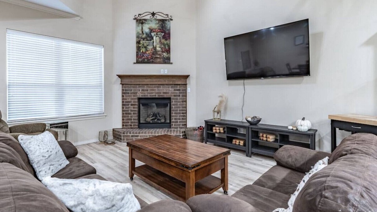 North Overton House | Overton Opulence - 3BR/3.5BA - EV Charger