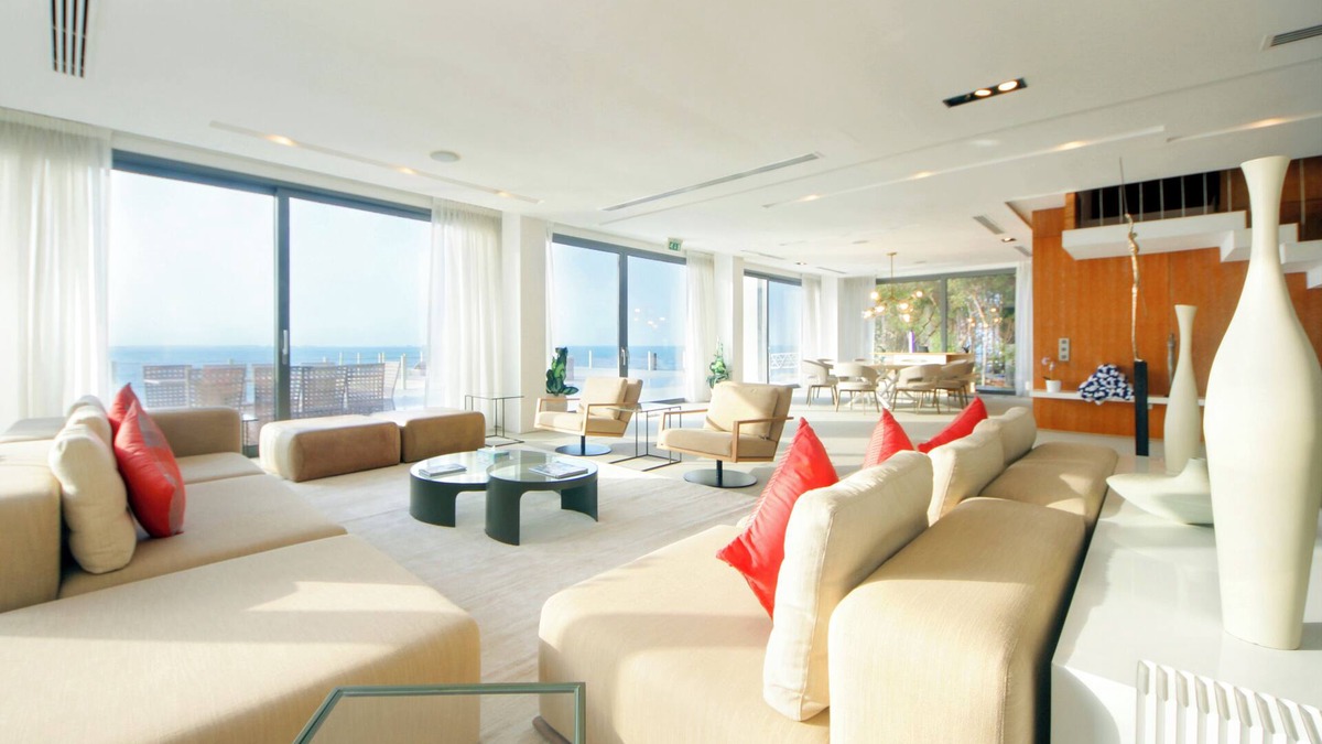 Abu Dhabi Villa | Overwater Paradise with private swimming pool and luxury amenities