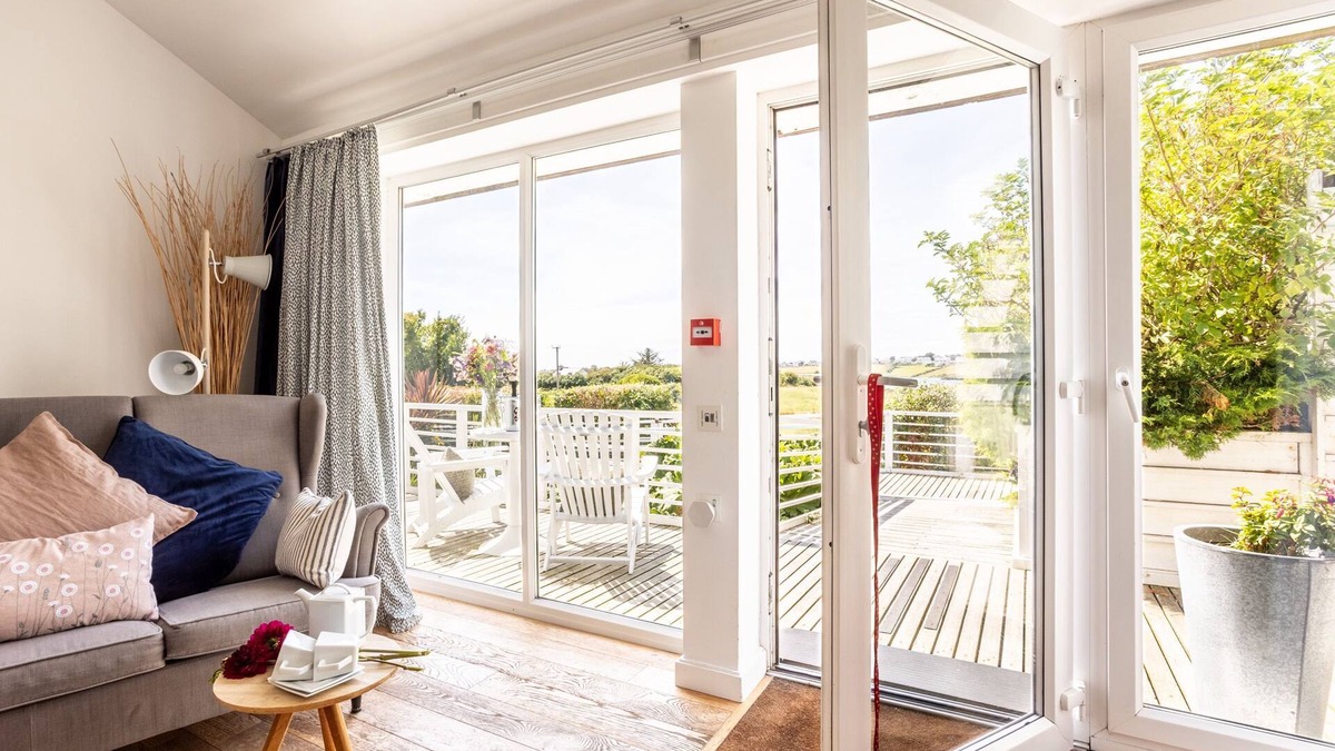 Llanfaelog Cottage | Owain's Lake View: holiday apartment with lake views