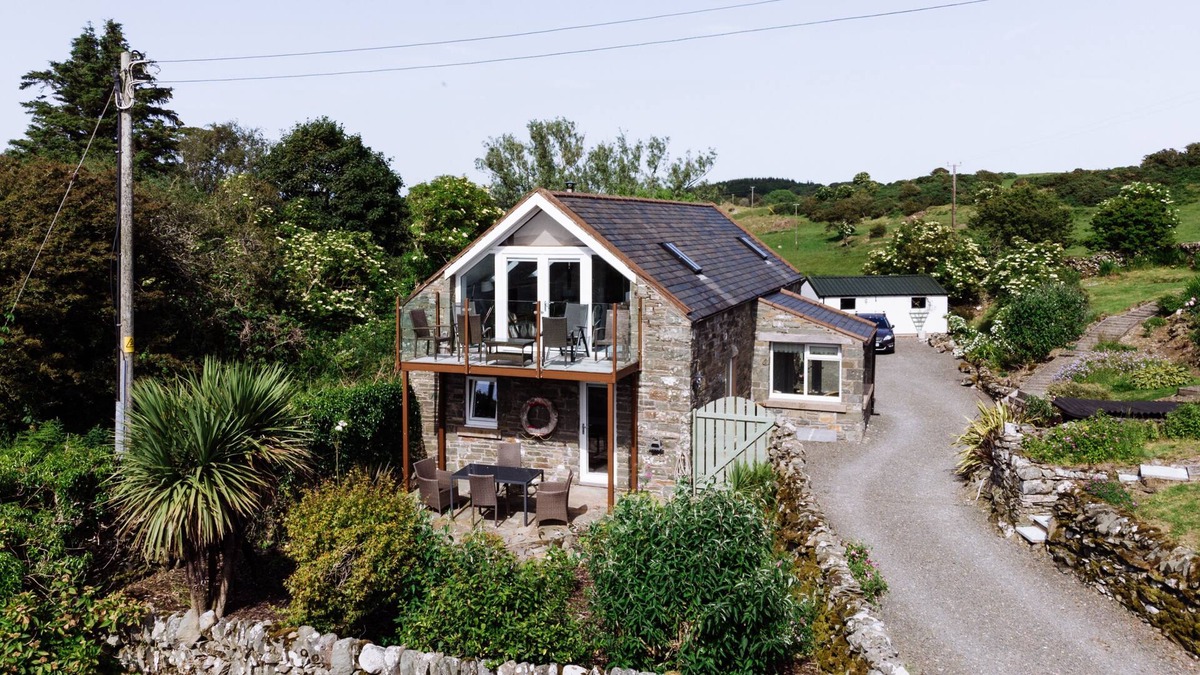 Castle Douglas Cottage | Owl Cote - a cottage that sleeps 5 guests in 3 bedrooms