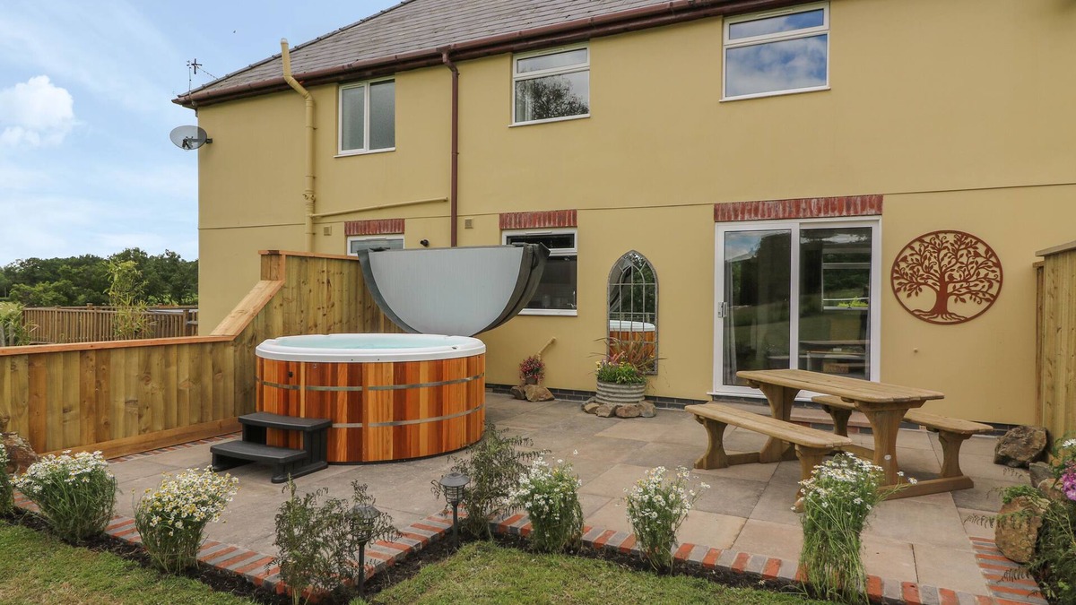 Disserth and Trecoed House | OWL COTTAGE, family friendly, with hot tub in Llandrindod Wells