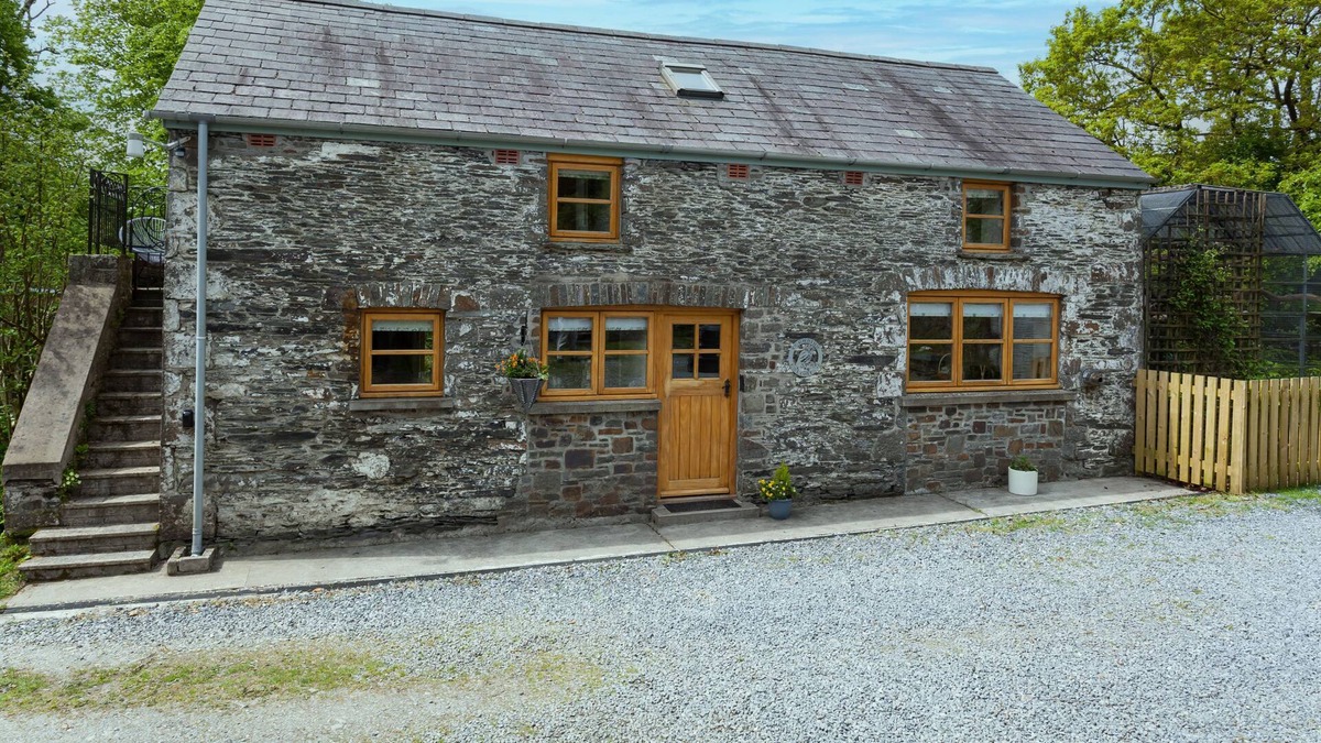 Caio Cottage | Owl Cottage is a charming Rural Retreat located on a Welsh Hillside close to the Brecon Beacons.