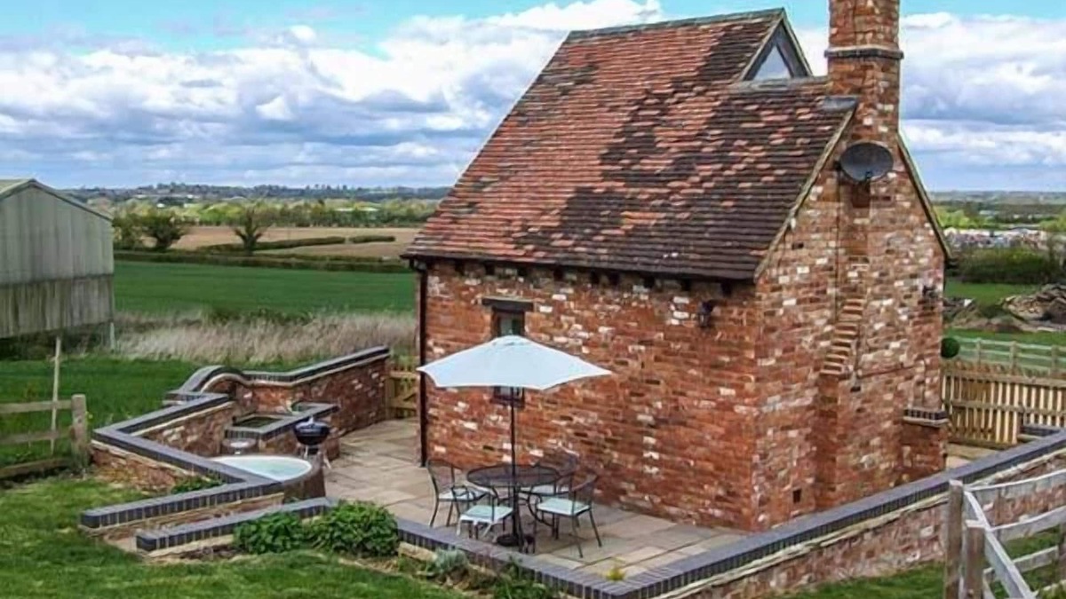 Napton-on-the-Hill Cottage | OWL COTTAGE, pet friendly, with hot tub in Napton-On-The-Hill
