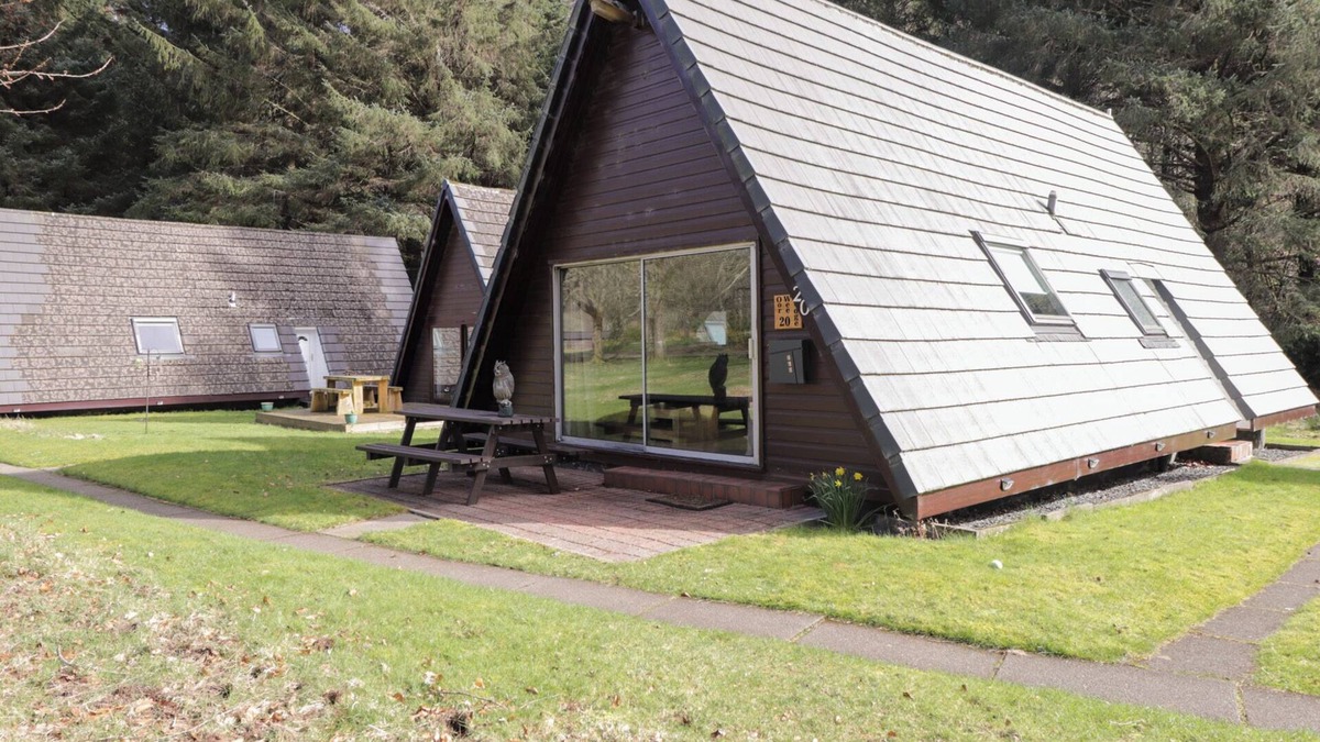 South Laggan Cottage | OWL LODGE, pet friendly, with a garden in Invergarry