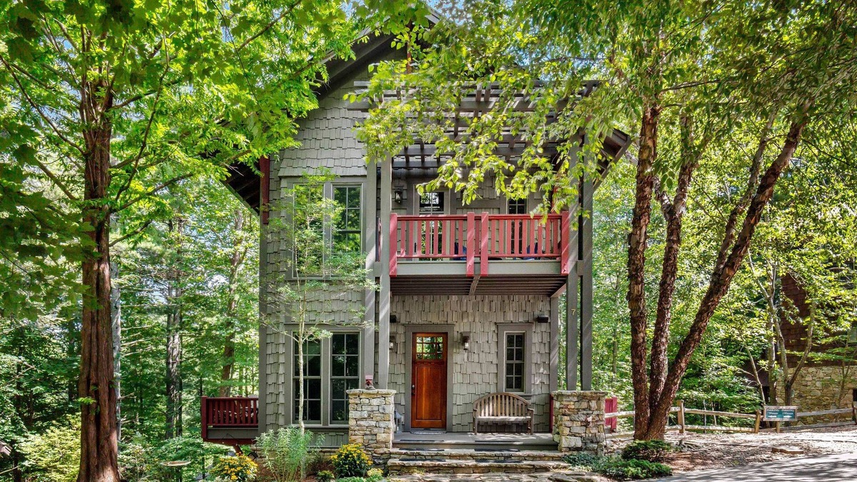 Cheshire House | Owl's Nest - 2/2.5, Luxurious, Pet Friendly Home