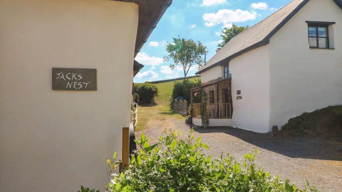 Ash Mill Cottage | OWL'S NEST, pet friendly, character holiday cottage in South Molton