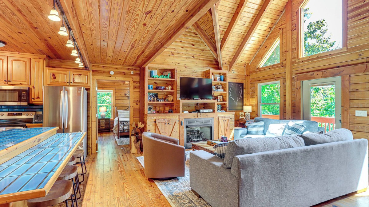 Ranger Cabin | 'Owl's Nest' Pet-Friendly Cabin w/Private Hot Tub