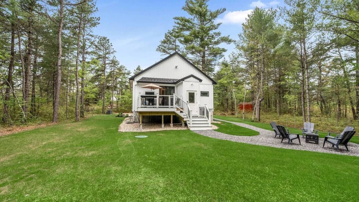 Waterboro Cabin | Owl’s Nest – Cozy Cabin by lake and trails