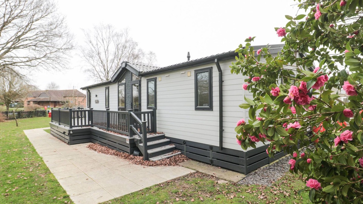 Wimborne Cottage | OWLS NEST, pet friendly, with pool in Furzehill