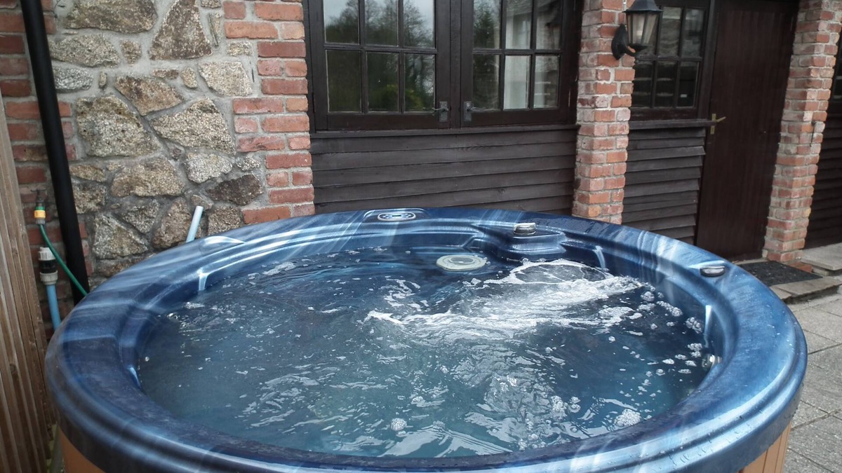 Callington Cottage | Owls Roost, charming Lakeside cottage with fishing, hot tub sleeps 2