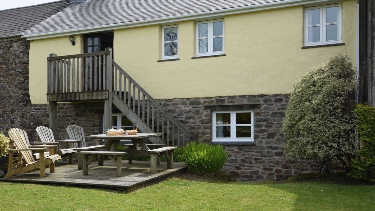 Ilfracombe Cottage | OWLS ROOST, family friendly, with hot tub in Combe Martin