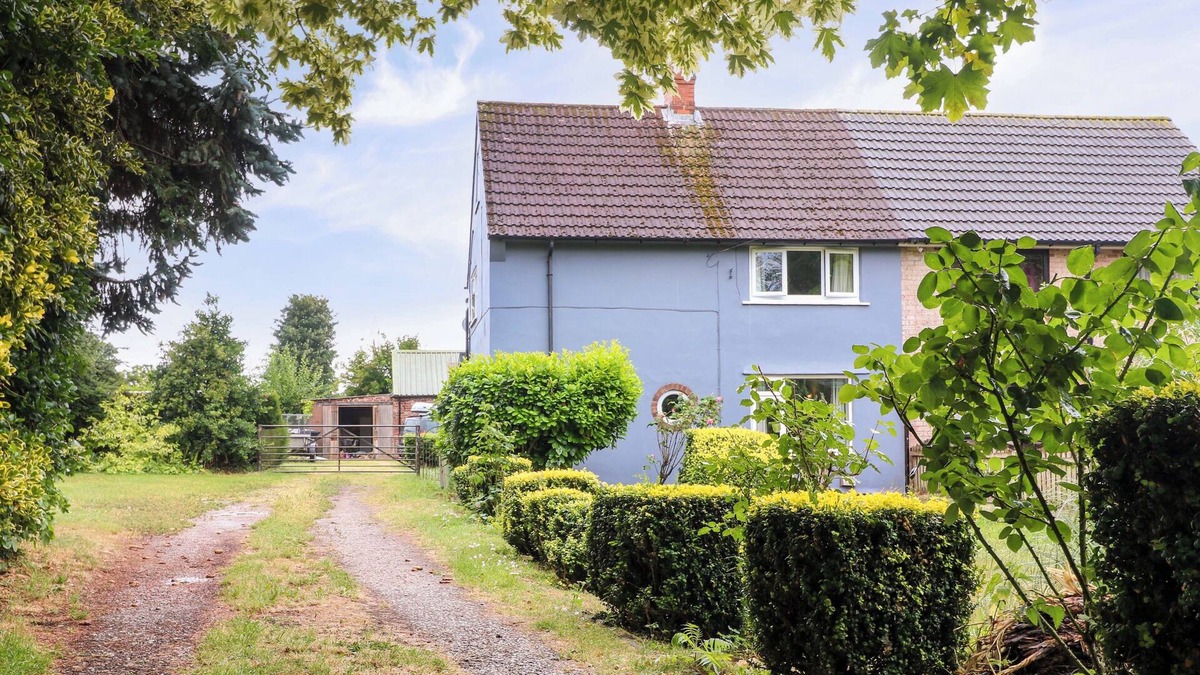 Elmton Cottage | OXCROFT VIEW, pet friendly, with open fire in Bolsover