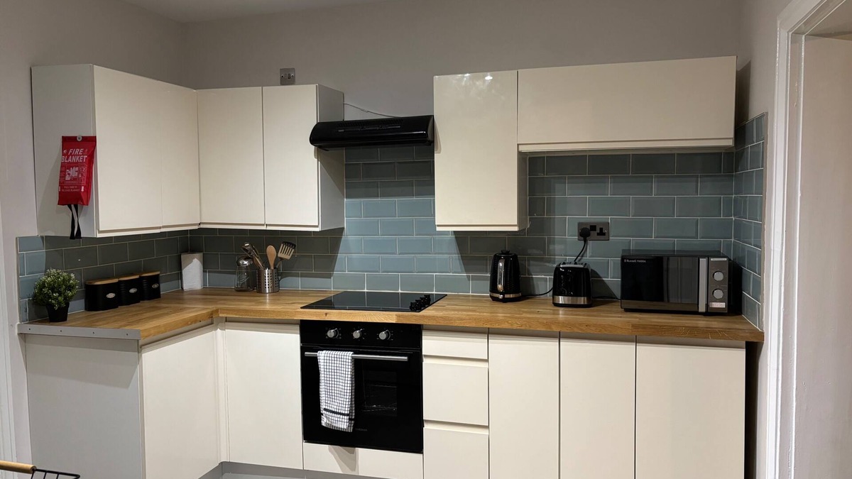 Cowley House | Oxford-House-Sleeps 7-Parking-Garden