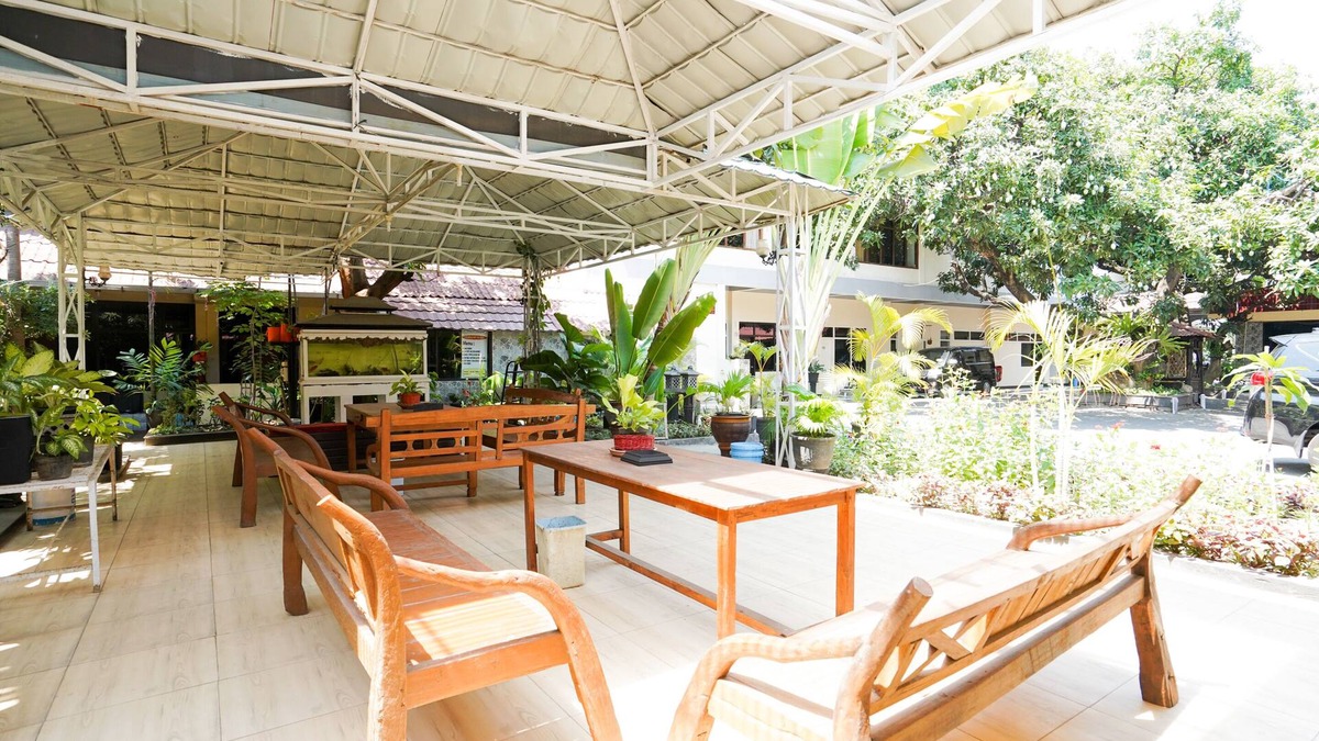 Probolinggo Hotel | OYO 1652 Hotel Tampiarto