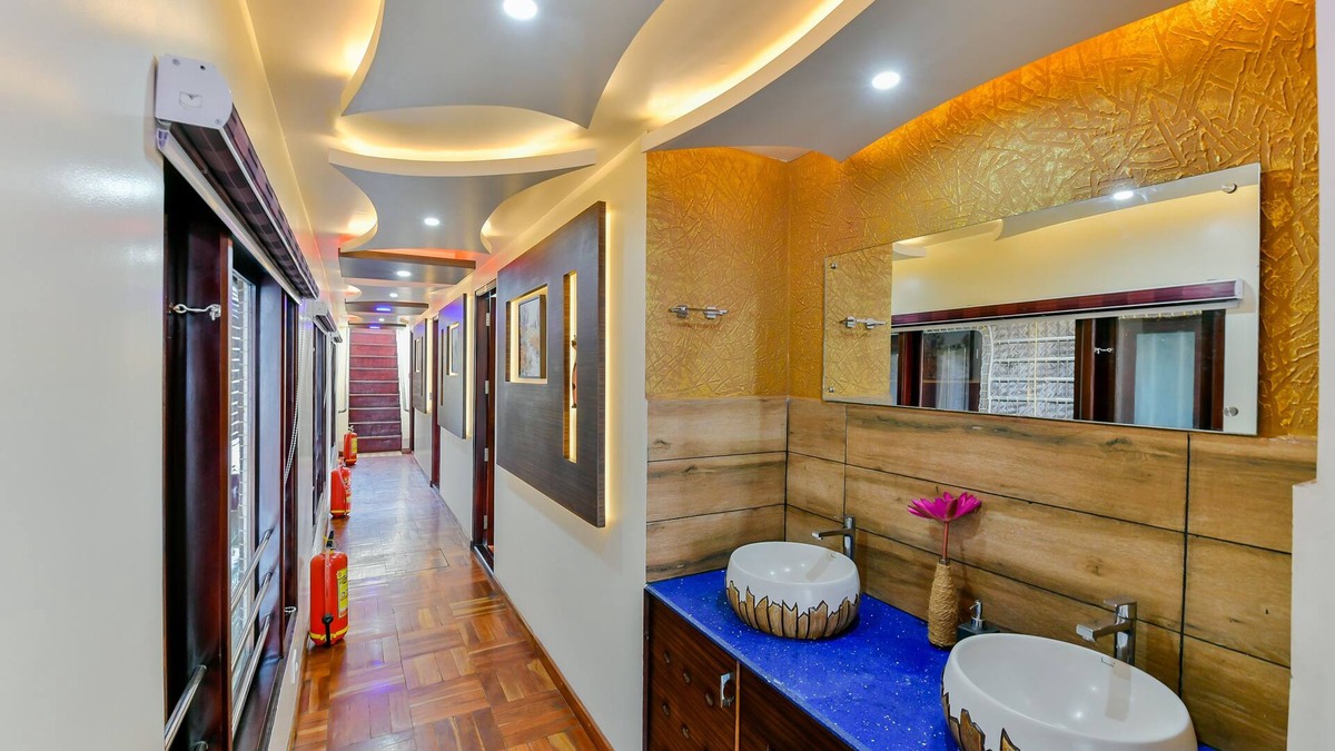 Ambalapuzha Boat Rental | OYO 23063 Luxury Meghavarsham 5BHK