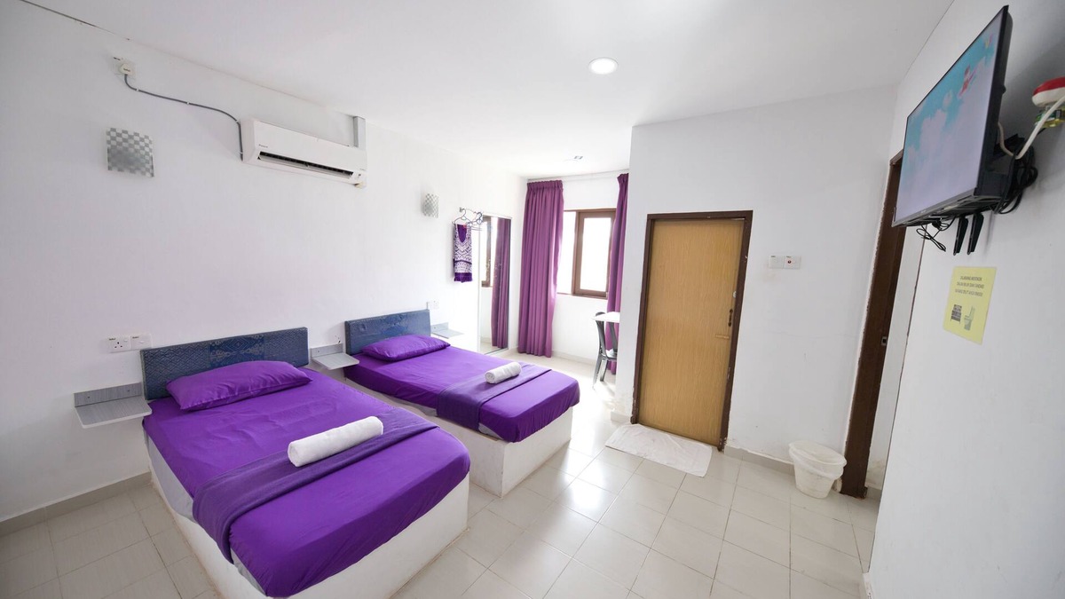 Kawasan Perindustrian Chendering Hotel | OYO 90908 Noor Arfa River Chalet