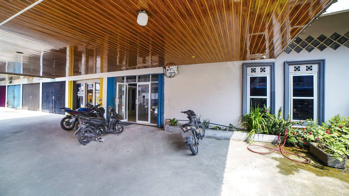 North Labuhanbatu Hotel | OYO 91224 Brayan Guest House