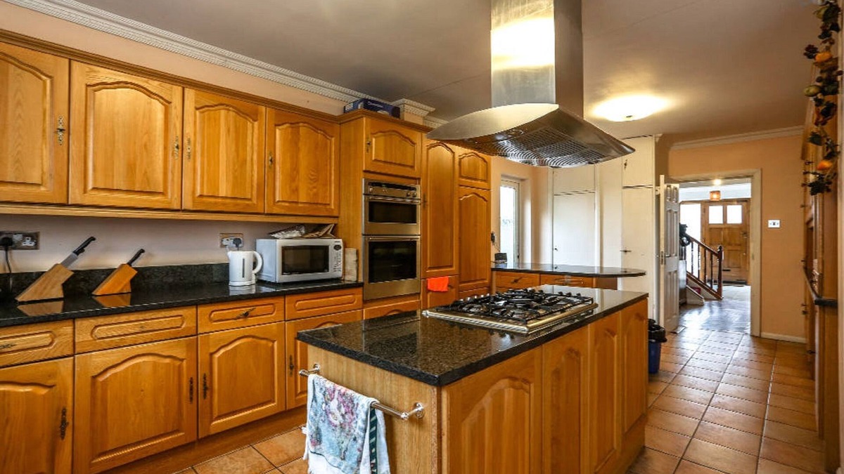 Oakleigh Hotel | OYO Guest House Ellipse