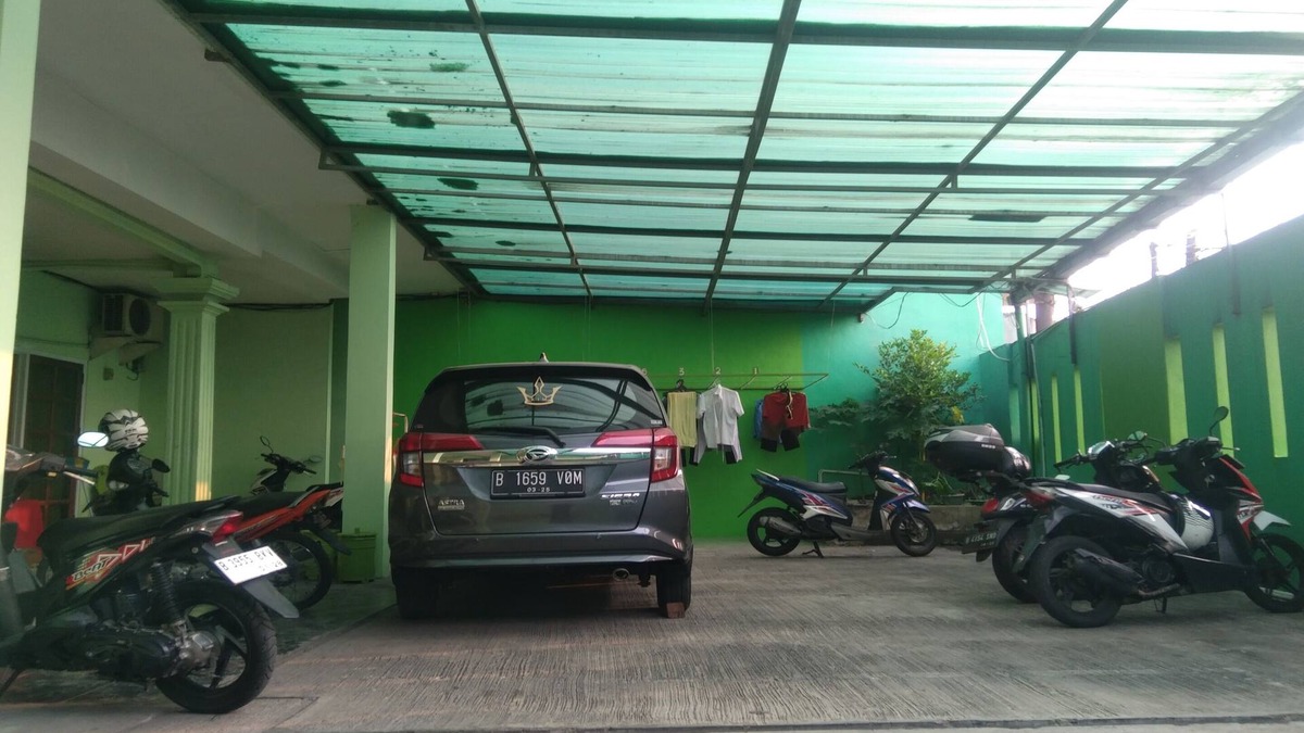 Jakarta Hotel | OYO Life Kost ijo Tembok Tinggi