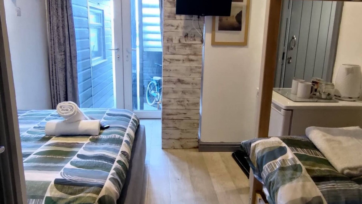 Newquay Cabin | OYO Shore Surf Lodge