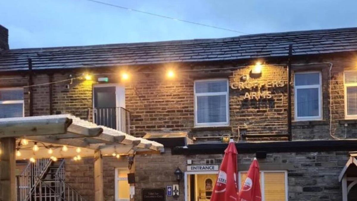 Huddersfield Hotel | OYO The Croppers Arms