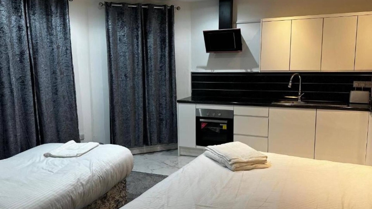 Manchester Hotel | OYO The Pleasant House