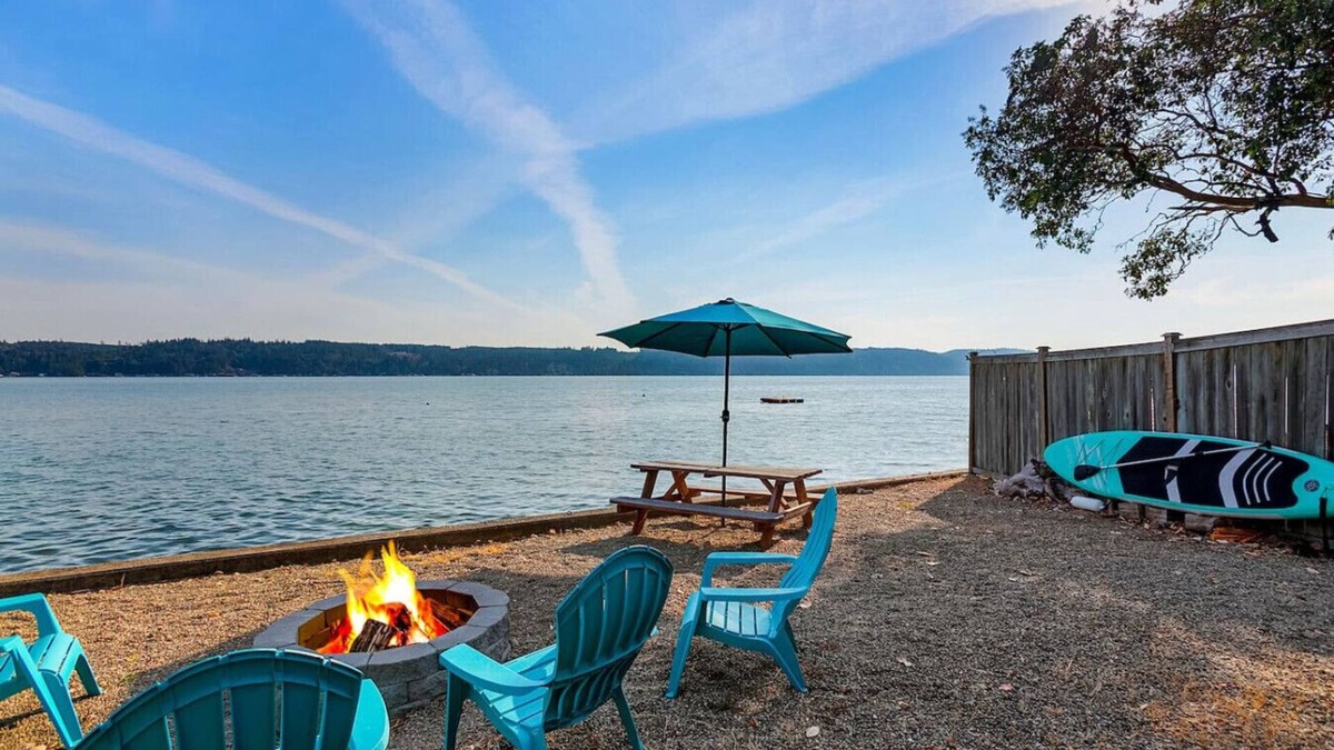 Belfair House | Oyster Pine Retreat - Waterfront w/Hot Tub & Kayak